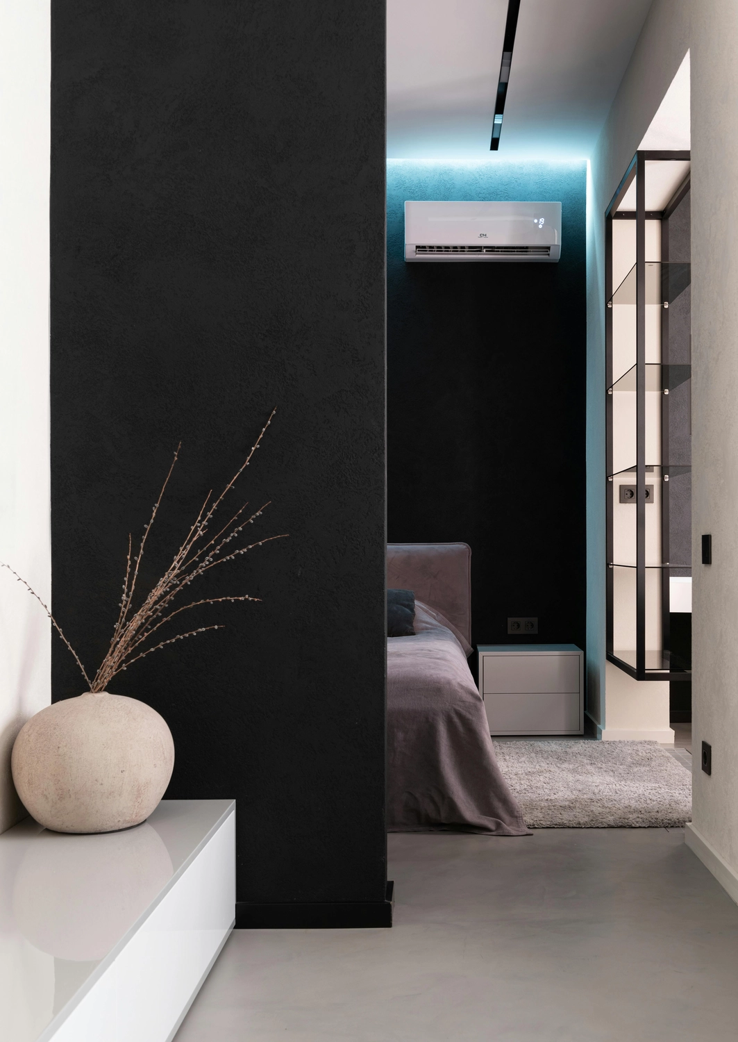 Elektro Wollmer GmbH - Innovative Klimatechnik - Ein niedlicher Pinguin kühlt sich im heißen Sommer unter der Klimaanlage in einer modernen Wohnung ab.