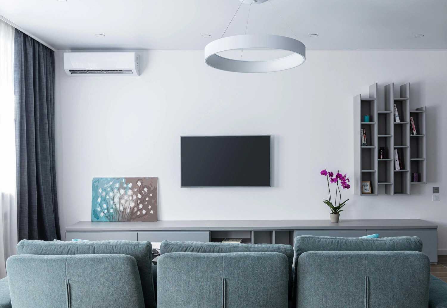 Elektro Wollmer GmbH - Innovative Klimatechnik - Multi-Split-Klimaanlagensystem für ein großes Haus, das mehrere Innengeräte mit einem einzigen Außengerät verbindet.