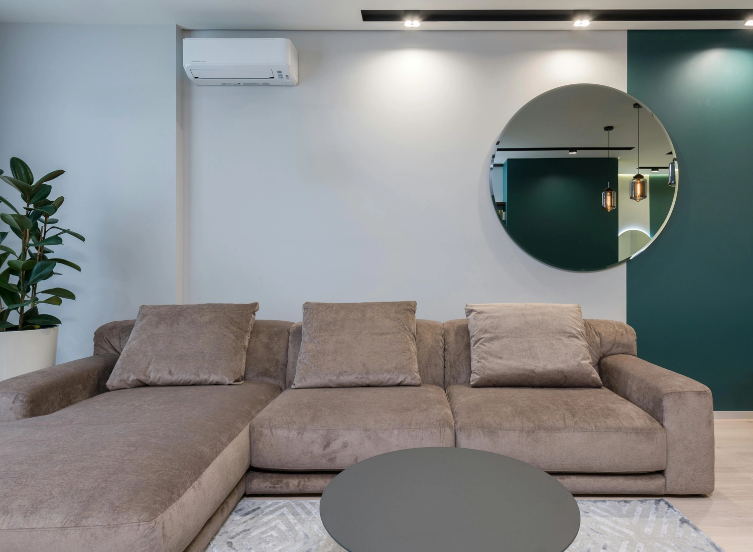 Elektro Wollmer GmbH - Innovative Klimatechnik - Moderne Mini-Split-Klimaanlage mit Außenkompressor und Innengerät, entwickelt für effiziente Kühlung und Heizung in Wohnräumen