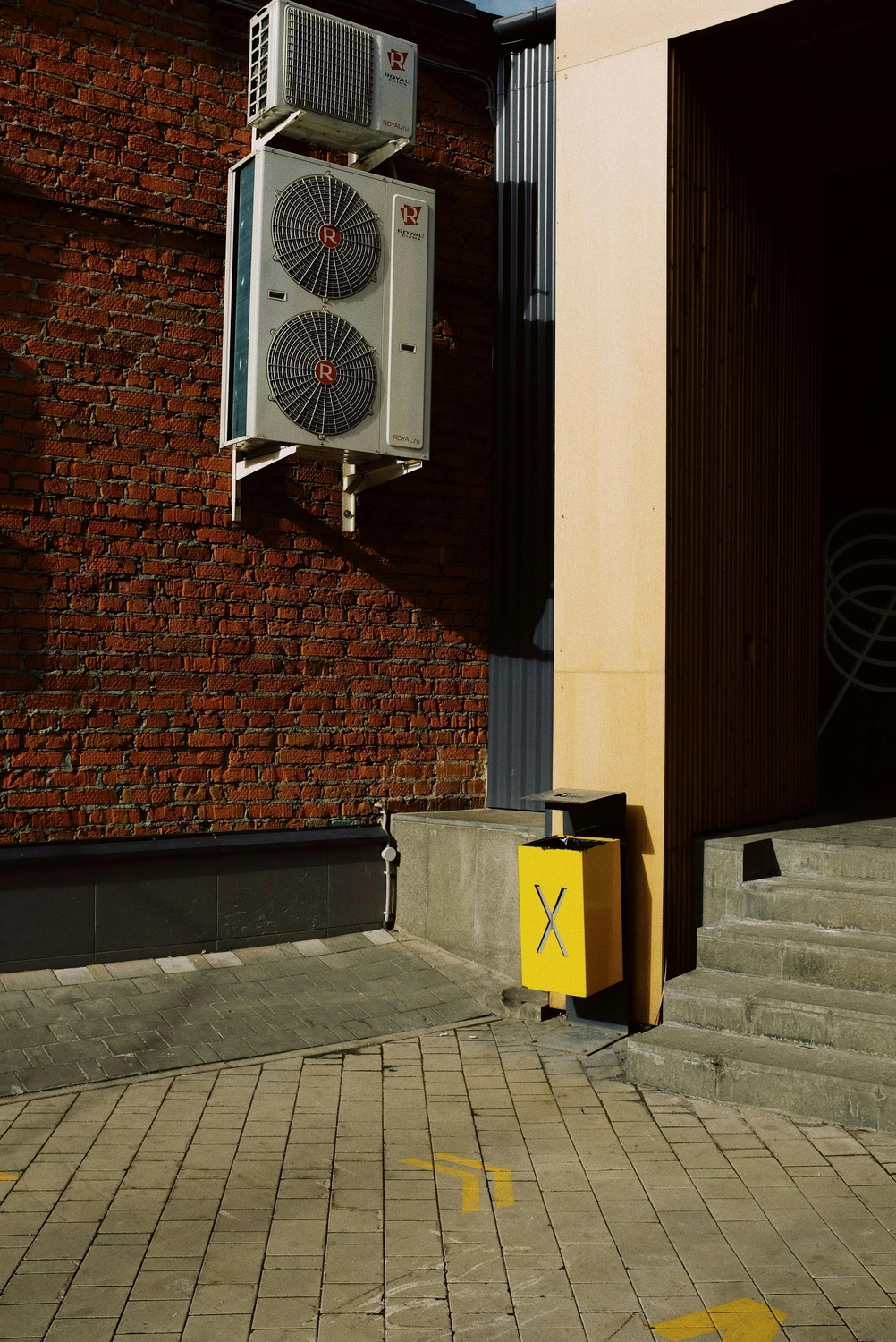 Elektro Wollmer GmbH - Innovative Klimatechnik - Luft-Luft-Wärmepumpe zum Kühlen oder Heizen des Hauses. Außengerät mit erneuerbarer Energie betrieben.