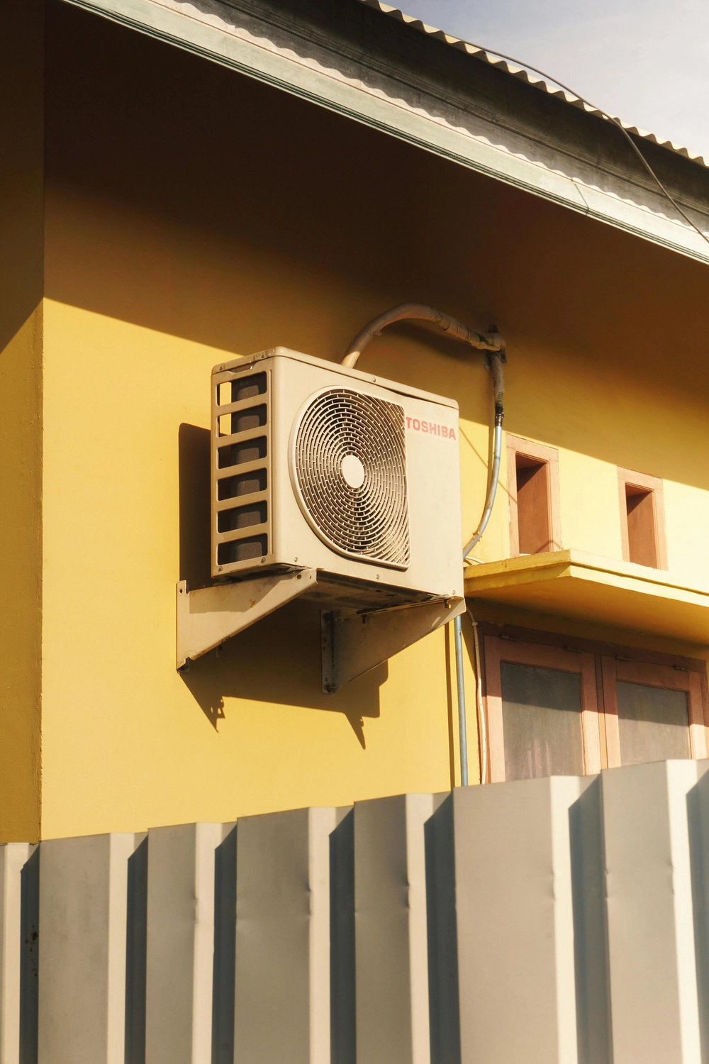 Elektro Wollmer GmbH - Innovative Klimatechnik - Zwei Außenklimaanlagen kühlen das moderne Gebäude