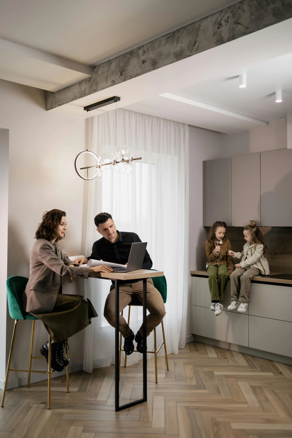 Elektro Wollmer GmbH - Innovative Klimatechnik - Ehepartner mittleren Alters prüfen Finanzdokumente bei der Planung des Familienbudgets zu Hause